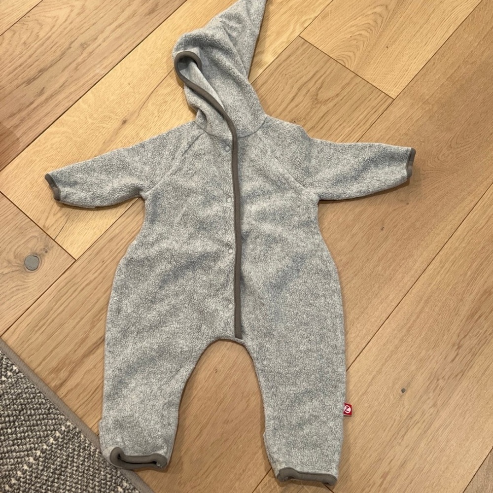 Zutano Elf Suit in Gray in Size 6 Mo